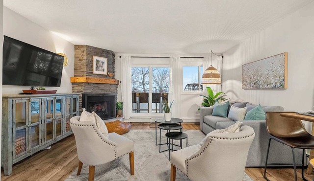 Lakeview Gem | Lakeside Retreat | Stunning Views |