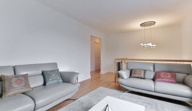 Large 4 Bed House - 25mn from Montreal