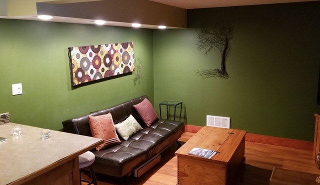 Large Base Suite-Private Entrance & Patio- XL Yard
