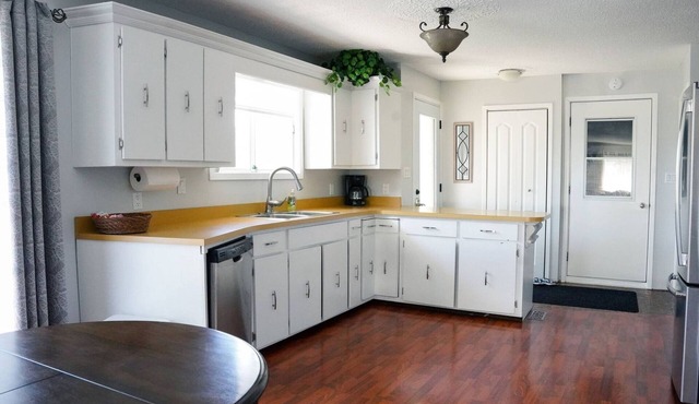L’Auberge -Spacious Home with 2 Bay Heated Garage