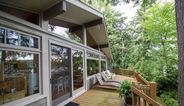 Laurentian Lakeside Cottage 53, 4-season, 3 bedroom 2 bath cottage sleeps 8
