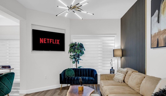 Lavish Home on Scenic Mountain - King Bed