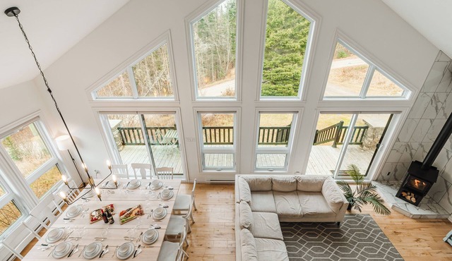 LE CHÂTEAU: SPA, LAKE, BBQ, CANOES, FIRE PLACE, WIFI, FIRE PIT, TRANQUILITY, FUN