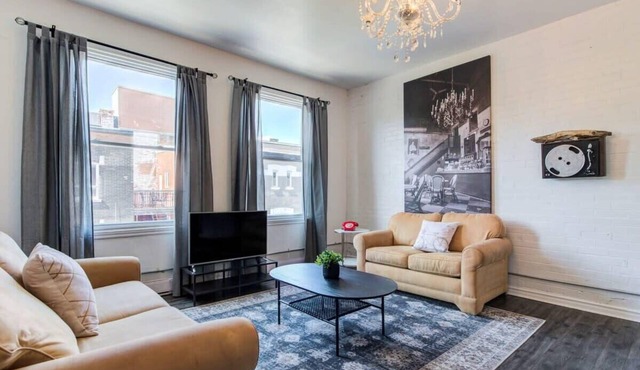 Le Plateau Stay, WiFi, Near Cafes, Parks & Metro