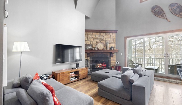 Les Manoirs 3Bdrs w/Pool & HotTub near Village