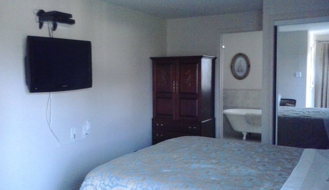 Linden Homestead: Modern Queen Bed B&B suite in Century Farm House