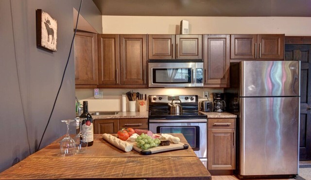 Loft 5 | Hot Tub | Sleeps 4 | Dog Friendly | Lake