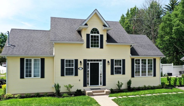 Loft in Charming Cape Cod Style house - 9 min. Walk to Beach - up to 4 guests