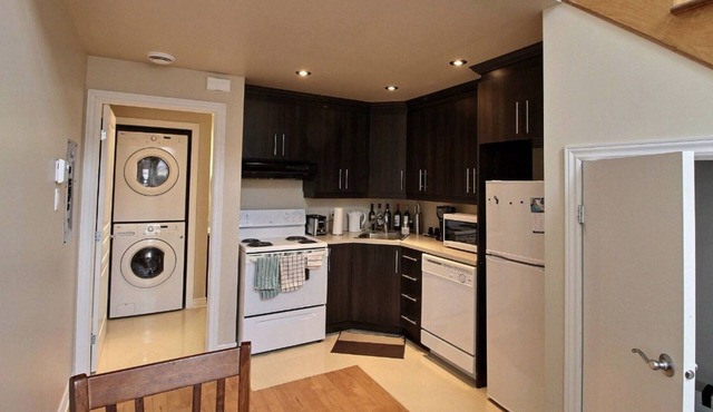 Loft with mezzanine and 16-foot ceilings near all amenities