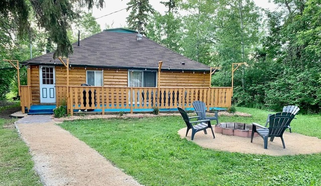 Log Cabin in Winnipeg Beach walking distance to the beach