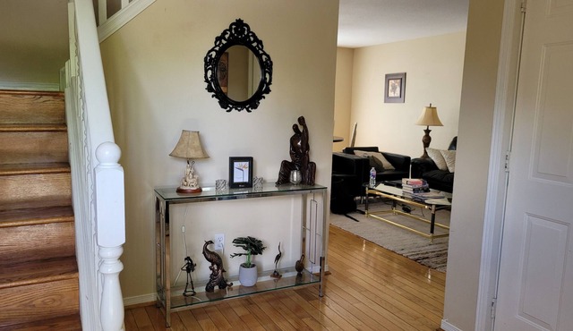 London Tranquil family Home 3 mins to 401
