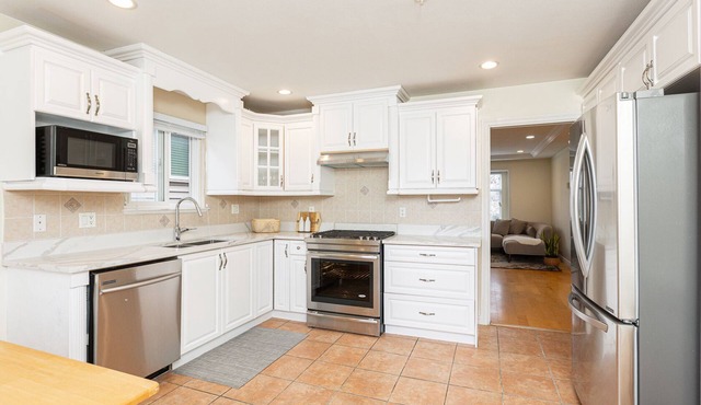 Long term stay: close to Downtown Vancouver/Burnaby Metrotown by Joyce Skytrain