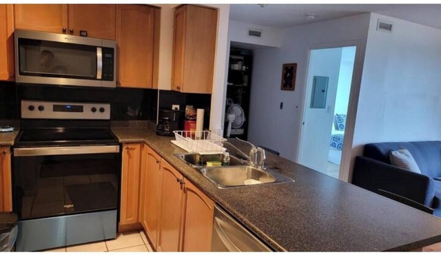 Lovely 1 bedroom downtown condo with parking