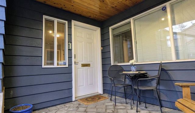 Lovely 2-Bedroom Lynn Valley Suit/2 min walk to village and transit