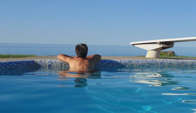 Lovely Lake House, California Chic, HEATED POOL, lakefront, EV charging.