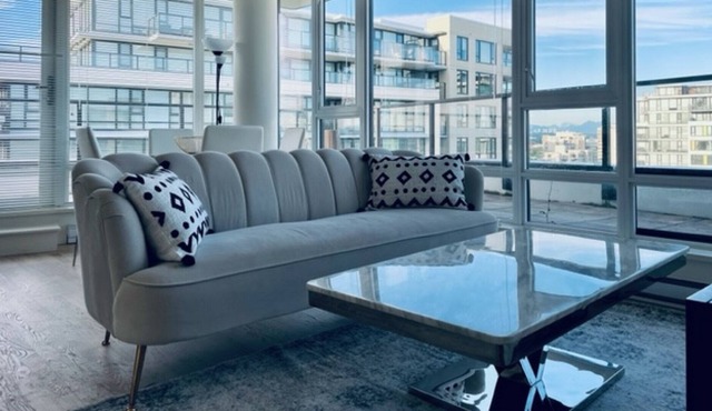 Lovely penthouse next to Richmond Centre