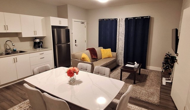 Lovely Two Bedroom Suite w A/C - Sleeps 8! Complimentary Snacks & Drinks!