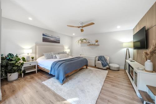 Low Tide Suite - Modern, Oceanside Suite with King Bed, Resort Pool & Hot Tub