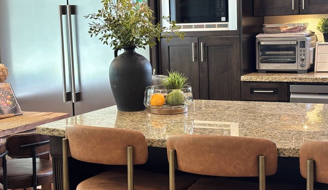 LUX 4 Bedroom, 2 Bath Modern Farmhouse - Bear Mountain, Victoria, BC - Sleeps 8