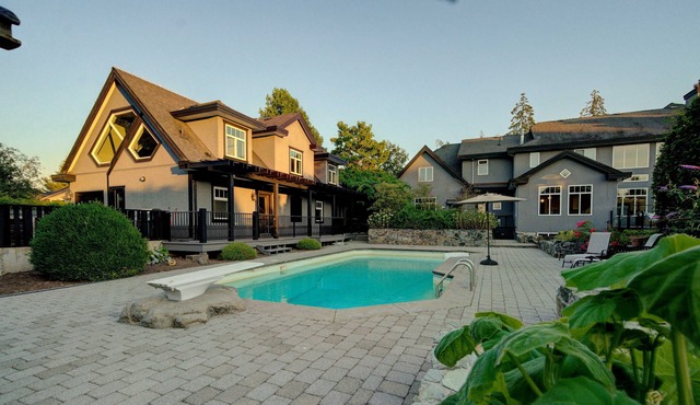Lux Mansion, sleeps 22, pool, hot tub, gym, office, playground