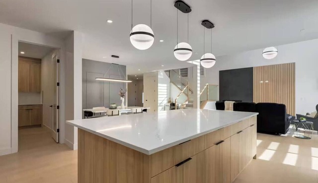 Luxe Elite Escape 8 Bdrm Near Lake!