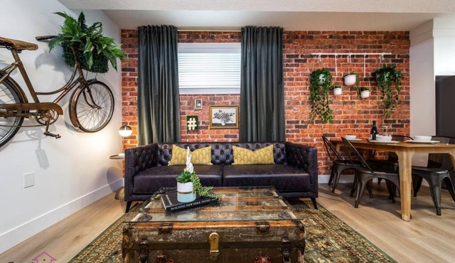 Luxe New York Style Bsmt Suite, Near DT & WEM, King Bed, WiFi
