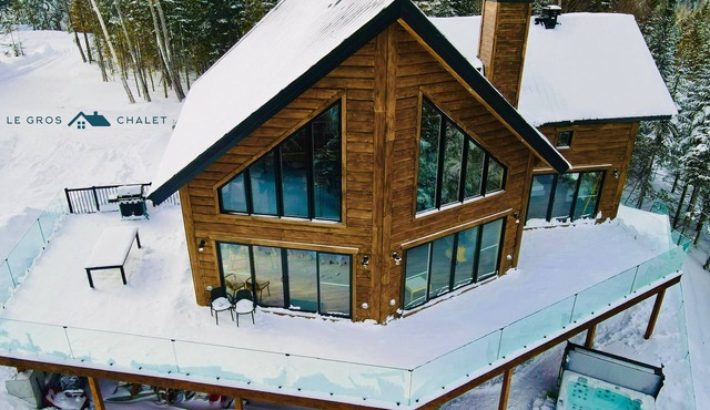 Luxurious 5BR wood chalet, spa, fireplace, AC, high-speed Internet, kid-friendly