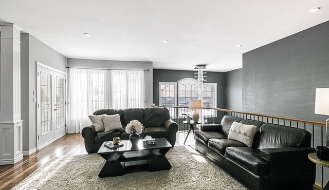 Luxurious & Cosy Hill Top House with Hot Tub & Best Views of Sunset and City