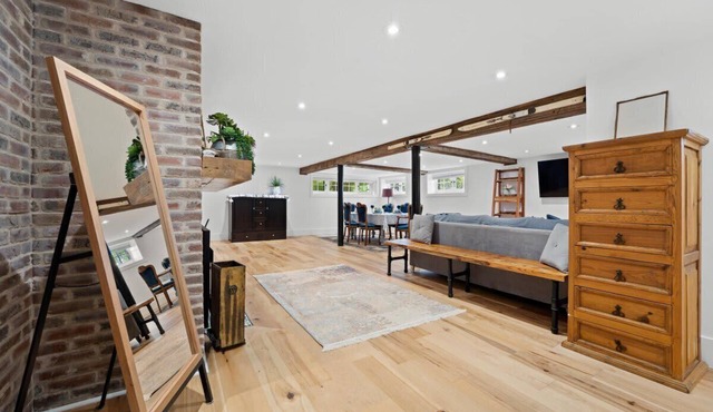 Luxurious lower level Apartment Closeto downtown