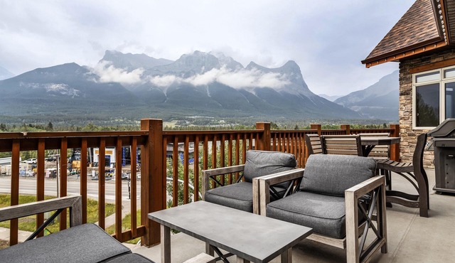 Luxurious Penthouse | Panoramic Views | Pool, Sauna & Hot Tub!