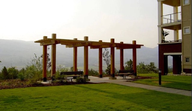 Luxurious Top Floor 2 BD, 2 Bath Condo at Pinnacle Point