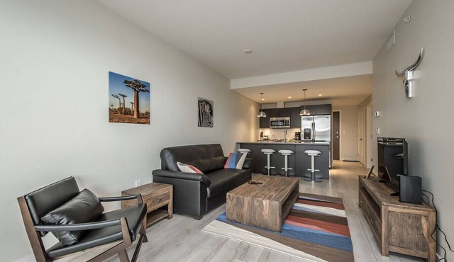 Luxury 1BR Apt with City Views – Walk to Alderney