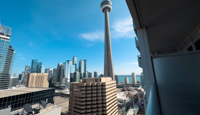 Luxury 2 Beds with Lakeview near CN Tower, Scotia Arena & FREE PRIVATE PARKING