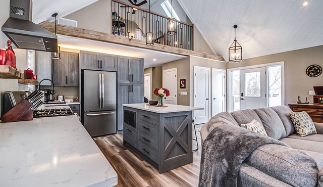 Luxury 225-acre farm stay in wine country. Fireplace, hot tub & pet friendly.