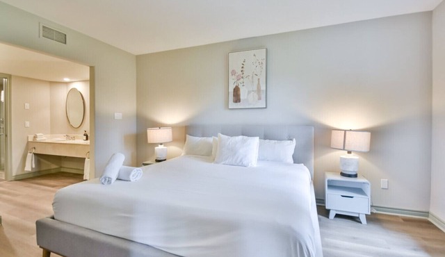 Luxury 2BR King Condo – with Pool & Spa Access