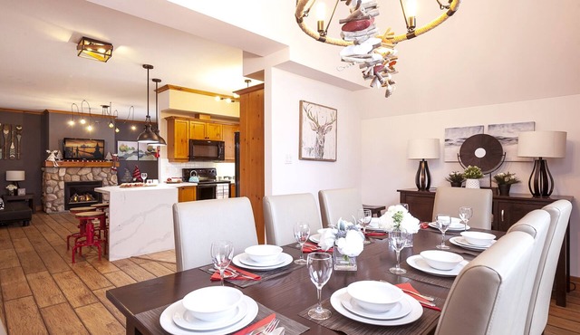Luxury 3 Bedroom Blue Chalet. Entire House. 2 minute drive from the village