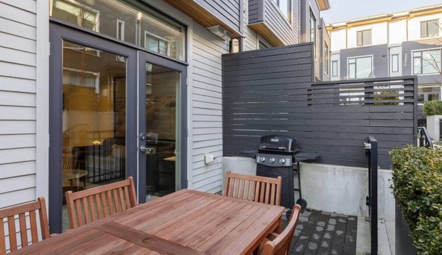 Luxury 3BR TH w/Peloton-Central & YVR I 2Parking