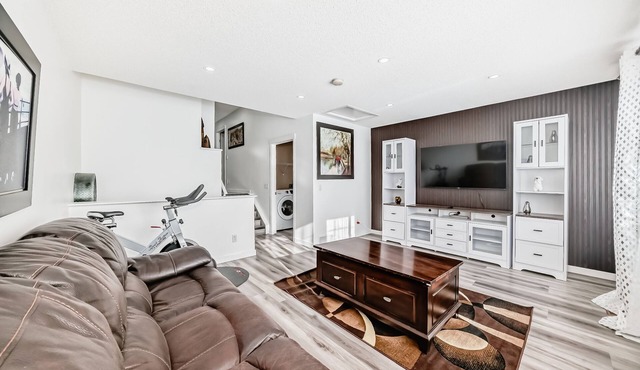 Luxury 4 Bedroom detached, vacation home in SW Calgary. King-size bed.