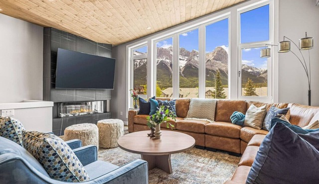 Luxury 4BR + Hot Tub, Mtn Views 10Min Walk to DT