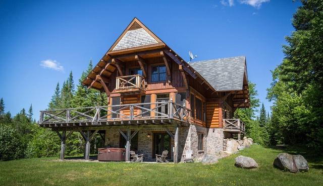 Luxury 5 bedroom Cote Nord Log Cabin