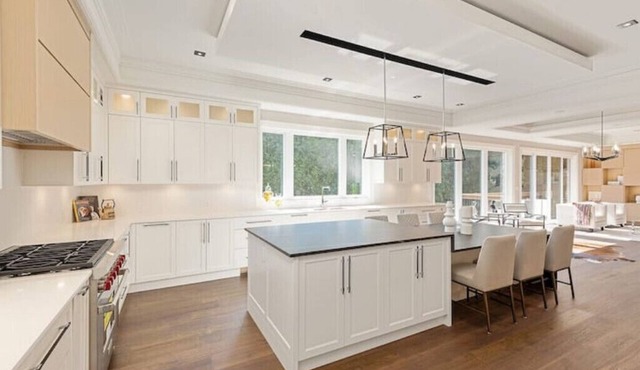 Luxury 6 Bedrooms Villa with Spacious Indoor