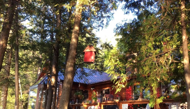 Luxury Chalet on Lakefront, Sleeps 8, Rhéaume Lake, 35 minutes to Ottawa
