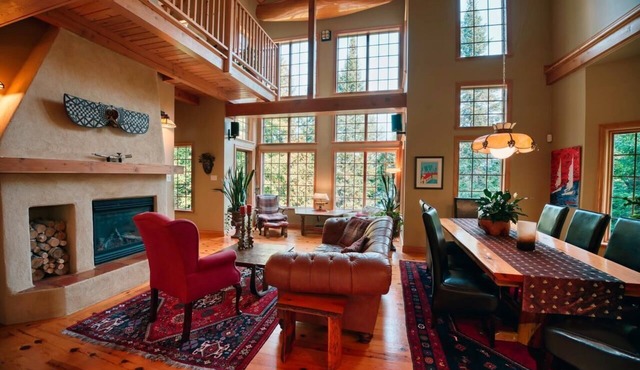 Luxury Charming Private Waterfront Property & Close to Ski/Golf (10min)