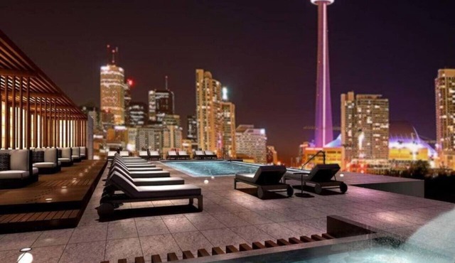 Luxury Condo w/Pool, CN Tower View, Gym, Workspace