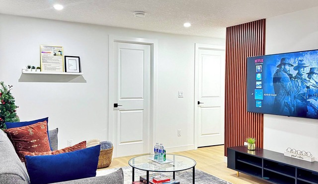 Luxury : Cozy| Modern| Clean| Spacious| easy Access to major routes in Calgary