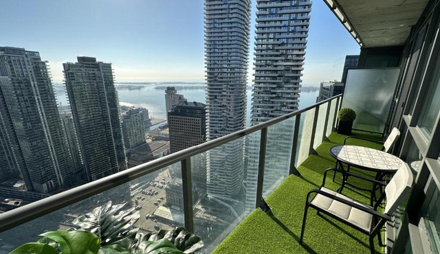 Luxury Downtown Toronto 2 Bedroom Suite with City and Lake Views and Free Parking