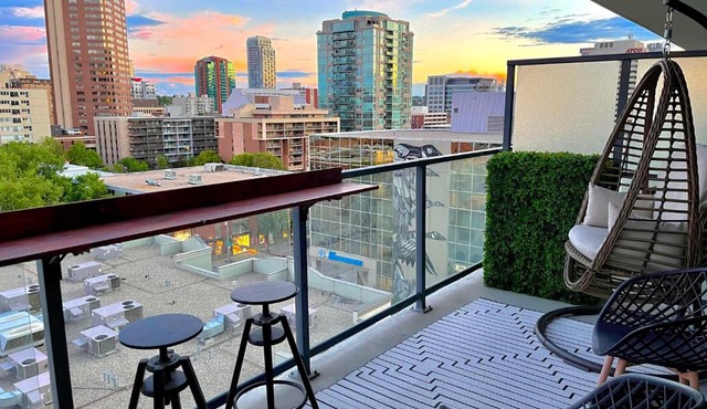 LUXURY DT, 2 Bedroom DEAL, Private Balcony, Full Kitchen, Gym - FREE PARKING