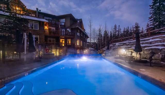 Luxury Escape with Mountain Views | Deck & Tubs!