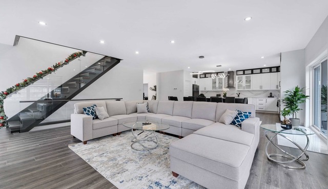 Luxury Gatineau Home 11km to DT Ottawa: Hot Tub, BBQ & Fire Pit