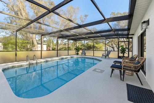 Luxury getaway, relax, and recharge! Tropical Florida Getaway Heated Pool Extra Fee